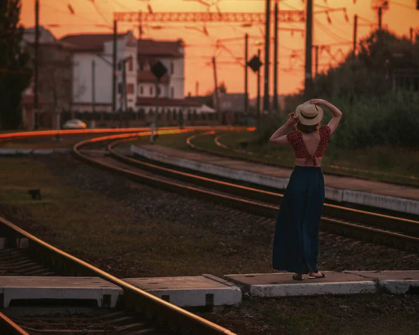 Eski şapkalı kadın trene el sallıyor.. 