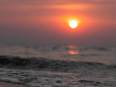 Sahilde güzel bir gün batımı. Yaz günbatımı ve deniz dalgaları