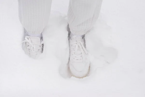 Vrouw Witte Broek Witte Sneakers Staat Een Sneeuw — Stockfoto