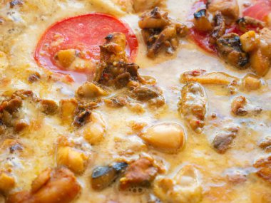 Arka plan olarak deniz ürünleri pizzası. Üst manzara, abur cubur..