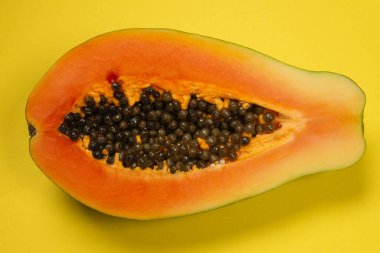 Sarı arka planda Papaya meyvesi. Tropik meyve. Yarım papaya.. 