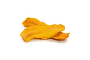 Beyaz arka planda izole edilmiş kuru, lezzetli mango dilimleri. Üst görünüm. 