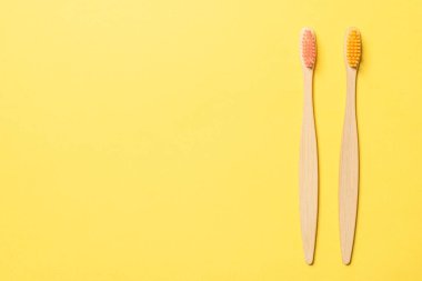 Mavi arka planda bambu diş fırçası. Üst görünüm. 