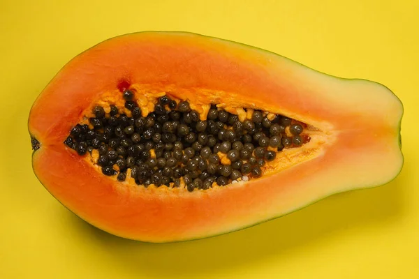 Papaya Frucht Auf Gelbem Hintergrund Tropische Früchte Halbe Papaya — Stockfoto