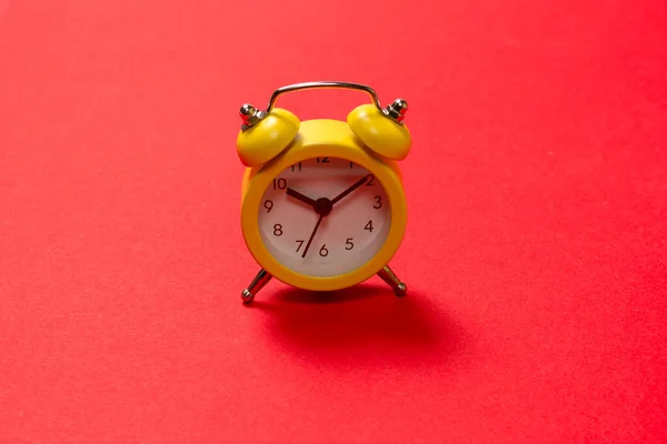 Relógio Alarme Amarelo Fundo Vermelho Espaço Para Cópia Conceito Tempo — Fotografia de Stock