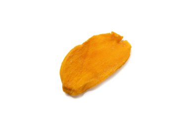 Beyaz arka planda izole edilmiş kuru, lezzetli mango dilimleri. Üst görünüm. 