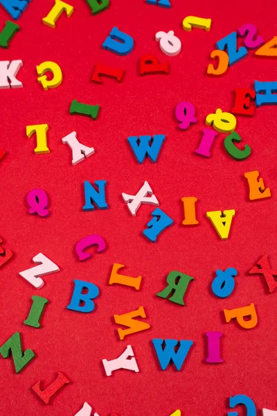 Zufällig Buntes Alphabet Auf Rotem Hintergrund Bunte Buchstaben Ansicht Von — Stockfoto