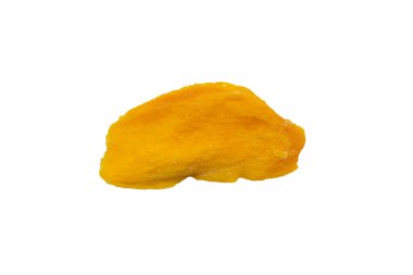 Beyaz arka planda izole edilmiş kuru, lezzetli mango dilimleri. Üst görünüm. 