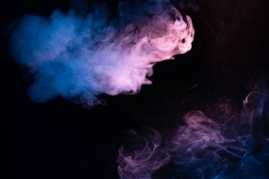 Siyah arka planda mavi ve pembe buhar. Boşluğu kopyala.