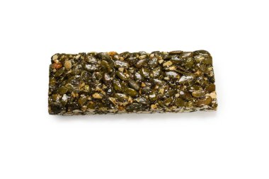 Beyaz arka planda fındıklı bar. Balkabağı tohumu barı. Üst görünüm. 