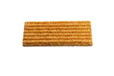 Beyaz arka planda izole edilmiş fındıklı bir bar. Susam barı..