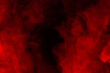 Siyah arka planda kırmızı buhar. Boşluğu kopyala.