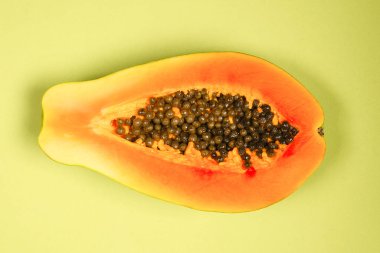 Yeşil arka planda Papaya meyvesi. Tropik meyve. Yarım papaya.. 