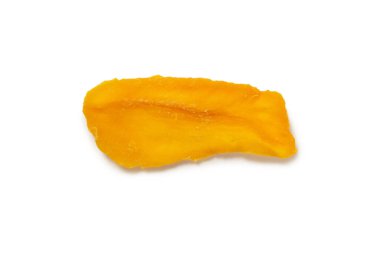 Beyaz arka planda izole edilmiş kuru, lezzetli mango dilimleri. Üst görünüm. 