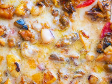 Arka plan olarak deniz ürünleri pizzası. Üst manzara, abur cubur..