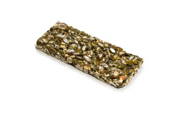 Beyaz arka planda fındıklı bar. Balkabağı tohumu barı. Üst görünüm. 