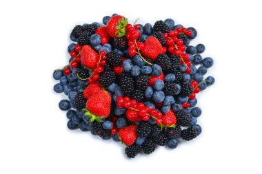 Böğürtlen, ahududu, yaban mersini, beyaz arka planda kırmızı frenk üzümü. Üst görünüm. 