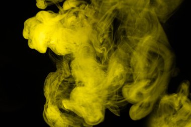 Siyah arka planda sarı buhar. Boşluğu kopyala.