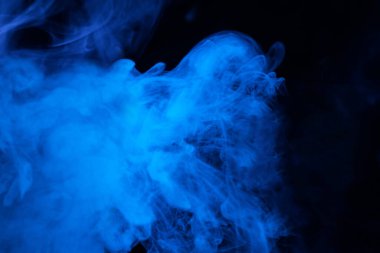 Siyah arka planda mavi buhar. Boşluğu kopyala.