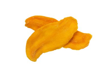 Beyaz arka planda izole edilmiş kuru, lezzetli mango dilimleri. Üst görünüm. 