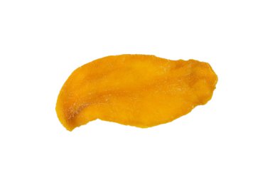 Beyaz arka planda izole edilmiş kuru, lezzetli mango dilimleri. Üst görünüm. 