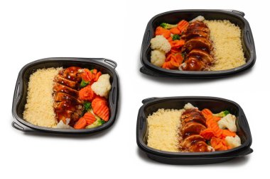 Konteynırda yemek hazır. Teriyaki soslu haşlanmış tavuk, haşlanmış havuç, lahana ve yulaf lapası. Beyaz bir arkaplanda izole edilmiş. 