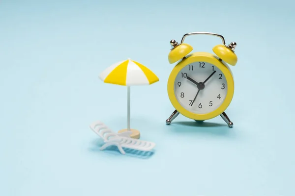 Hora Viajar Espreguiçadeira Guarda Chuva Despertador Fundo Azul — Fotografia de Stock