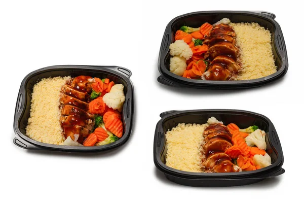 Konteynırda yemek hazır. Teriyaki soslu haşlanmış tavuk, haşlanmış havuç, lahana ve yulaf lapası. Beyaz bir arkaplanda izole edilmiş. 