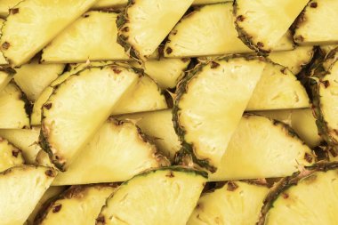 Ananas sulu sarı dilimler arka planda. Üst görünüm.