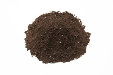 Beyaz arka planda izole edilmiş bitkiler için kara toprak. Yer deseni.