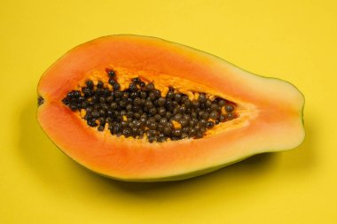 Sarı arka planda Papaya meyvesi. Tropik meyve. Yarım papaya.. 