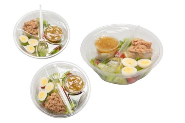 Taze ton balığı salatası, marul, cucomber, kiraz ve plastik kabın içinde yumurta. Üst görünüm. 