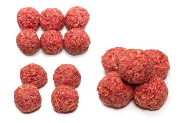 Beyaz arkaplanda çiğ et topları izole.