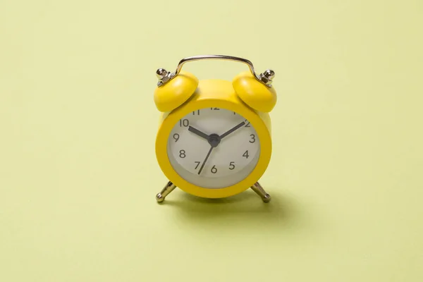 Relógio Alarme Amarelo Fundo Verde Espaço Para Cópia Conceito Tempo — Fotografia de Stock