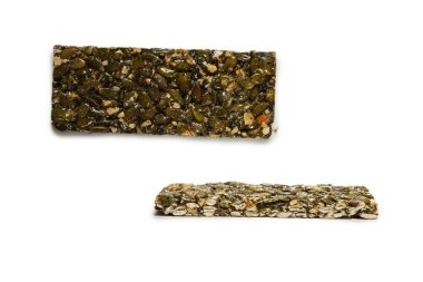 Beyaz arka planda fındıklı bar. Balkabağı tohumu barı. Üst görünüm. 