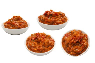 Beyaz arka planda izole edilmiş bir kasede sebze güveci.. 