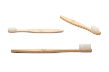 Bambu diş fırçası beyaz arka planda izole edilmiş. Üst görünüm. 