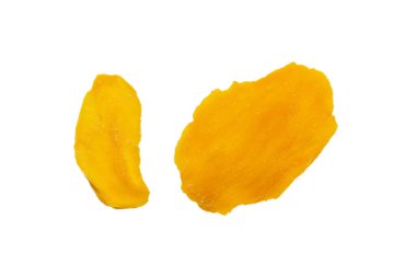 Beyaz arka planda izole edilmiş kuru, lezzetli mango dilimleri. Üst görünüm. 
