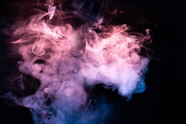 Siyah arka planda mavi ve pembe buhar. Boşluğu kopyala.