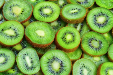 Dilimlenmiş kivi yığınının üst görünümü dokulu arkaplan olarak.