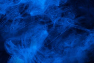 Siyah arka planda mavi buhar. Boşluğu kopyala.