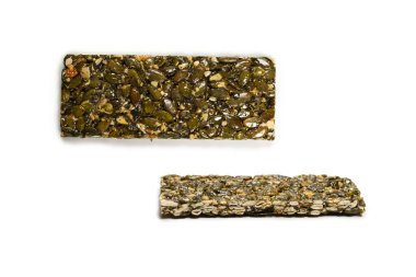 Beyaz arka planda fındıklı bar. Balkabağı tohumu barı. Üst görünüm. 