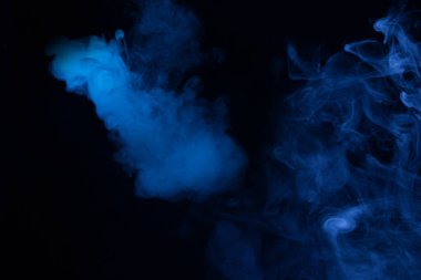 Siyah arka planda mavi ve pembe buhar. Boşluğu kopyala.