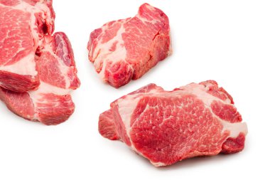 Beyaz arkaplanda çiğ domuz eti izole edilmiş. 