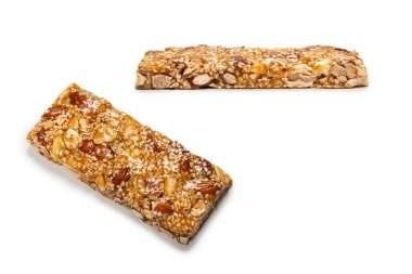 Beyaz arka planda izole edilmiş fındık karışımlı bir bar. Üst görünüm. 