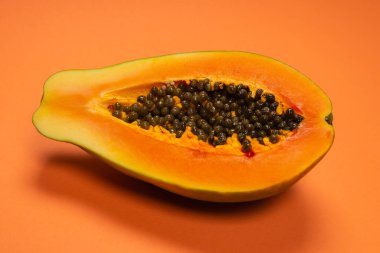 Turuncu arka planda Papaya meyvesi. Tropik meyve. Yarım papaya.. 
