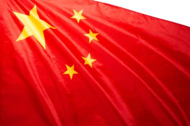 Arka planda Çin bayrağı sallanıyor. İzole edilmiş. 