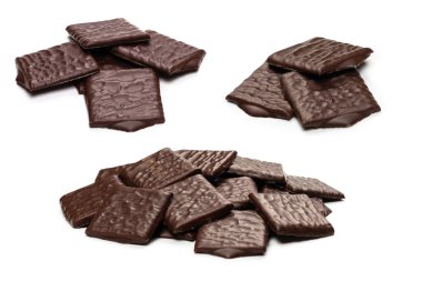 Beyaz arka planda izole edilmiş siyah çikolata şekerleri.. 