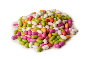 Beyaz arka planda izole edilmiş çok renkli şekerler..  