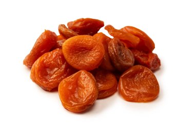 Beyaz arka planda izole edilmiş kurumuş kayısılar..